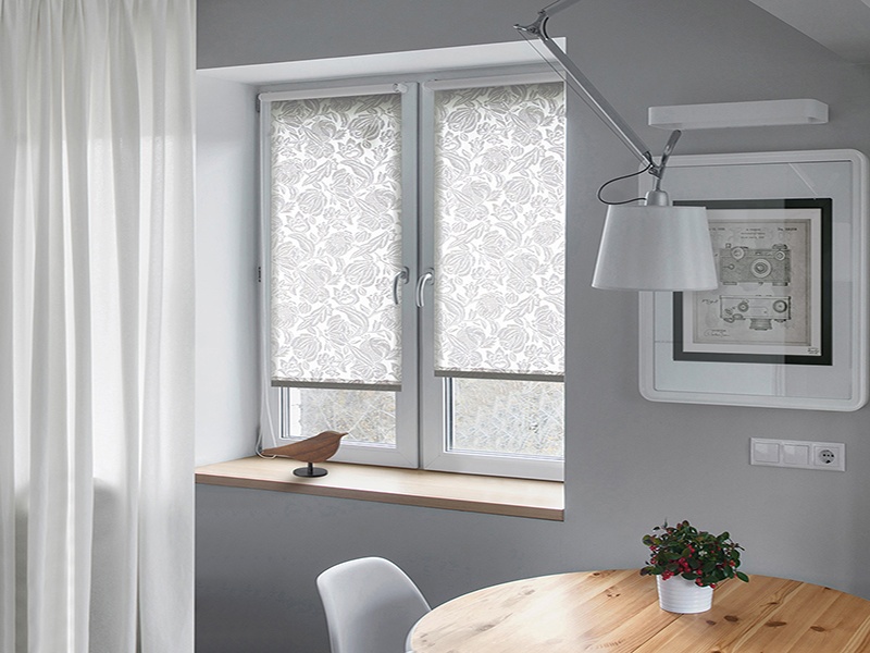 Монтаж рулонной шторы на створку окна - изображение 1 - заказать онлайн в салоне штор Benone в Ликино-Дулево